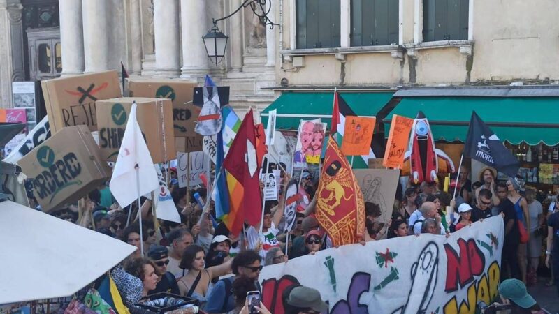 No Bezos in marcia a Venezia, cori e slogan contro il numero uno Amazon