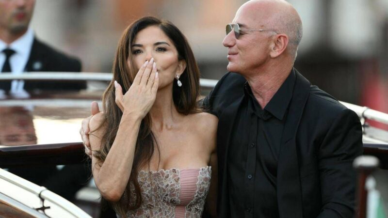 Nozze Bezos, “abbiamo condiviso un sogno”: i neosposi salutano Venezia