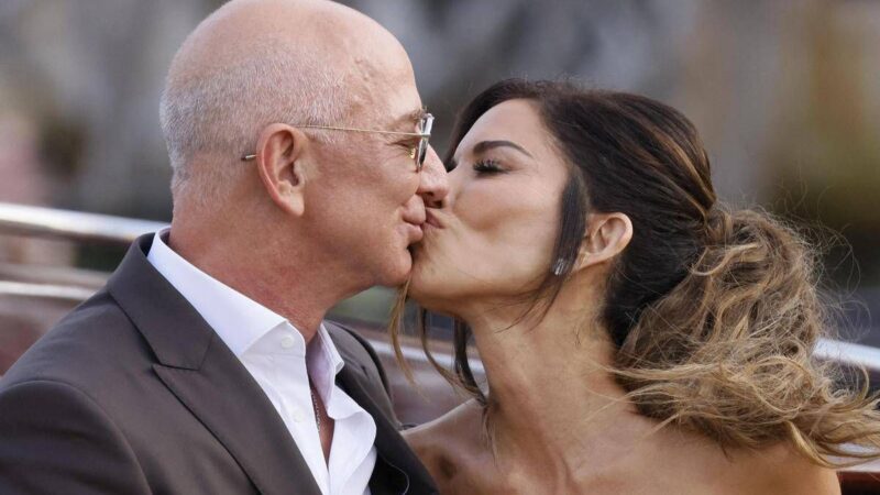 Nozze Bezos, “sei una meraviglia”: il sussurro di Jeff alla moglie in abito da sposa