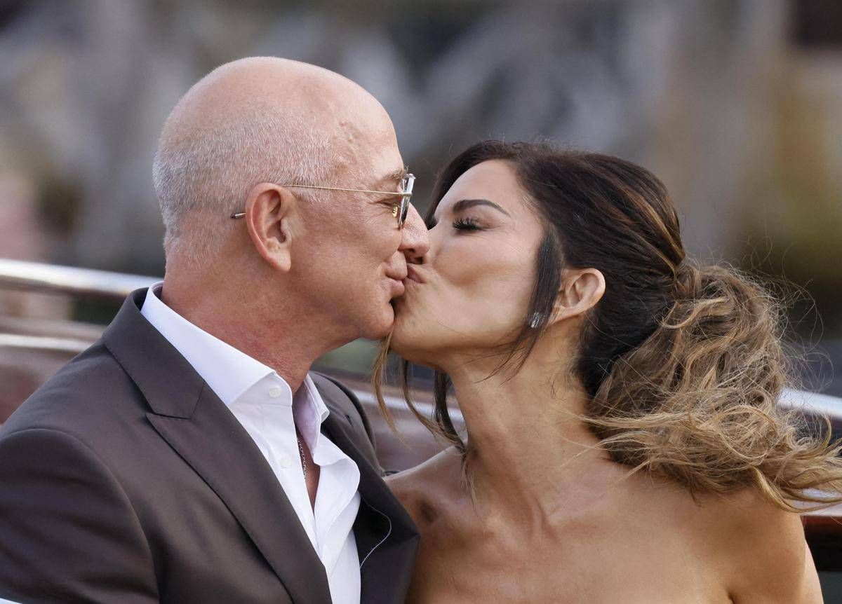 Nozze Bezos, “sei una meraviglia”: il sussurro di Jeff alla moglie in abito da sposa