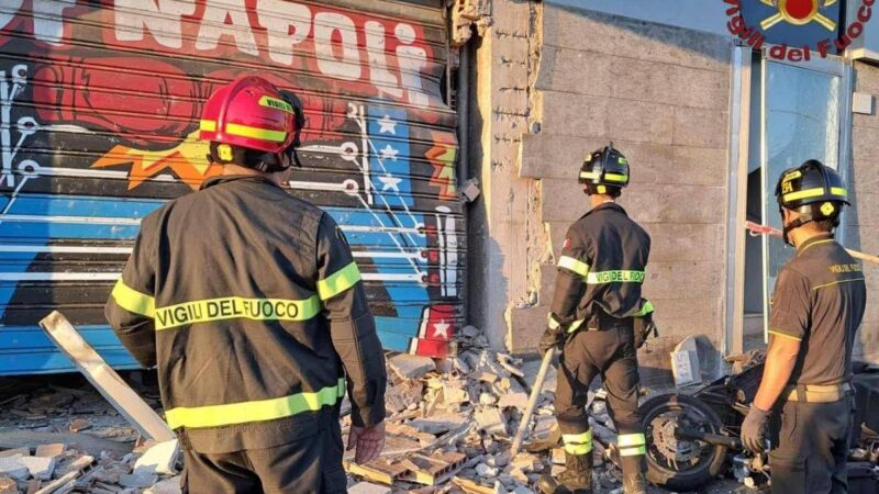 Ostia, bomba carta davanti alla palestra Di Napoli: danni ad attività e auto