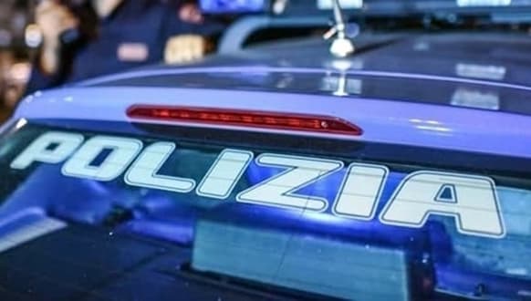 Paura sul bus a Pegli, 19enne aggredisce coetaneo e ferisce una donna