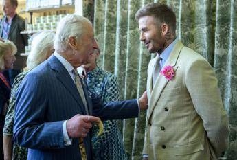 Re Carlo nominerà cavaliere David Beckham: la moglie Victoria diventa Lady
