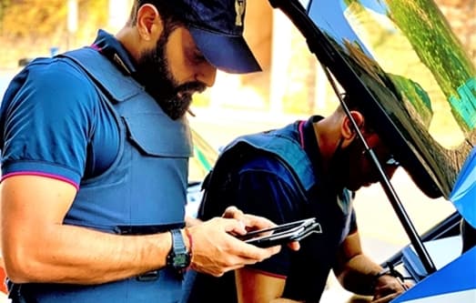 Rubano smartphone ai bagnanti, denunciati dalla Polizia di Genova