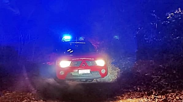 Sassello nella notte fiamme in un bosco di loc. Isola
