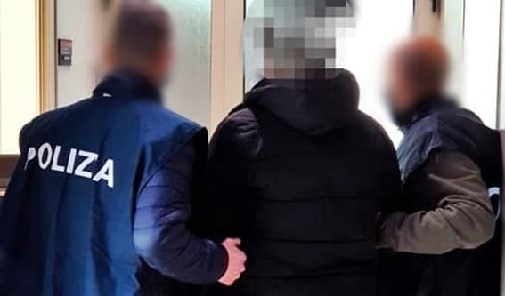 Savona arrestato stanotte alle 3 in bicicletta con pistola e coltello