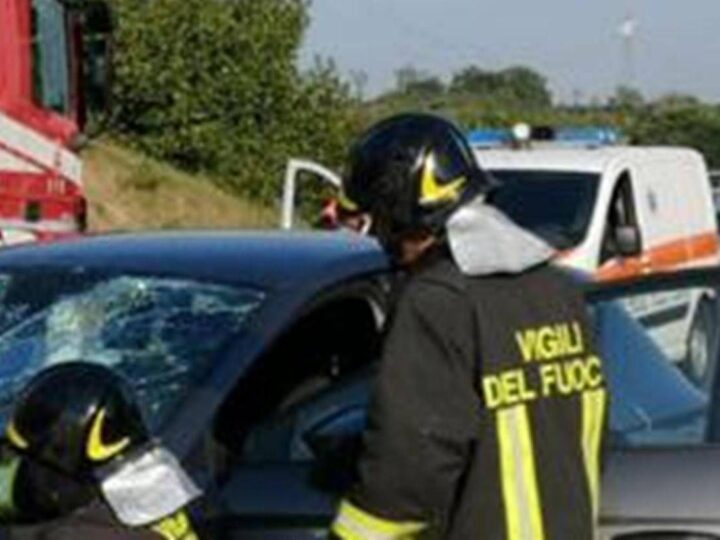 Scontro mortale in A1 tra auto e furgone: perdono la vita moglie e marito, gravi i figli
