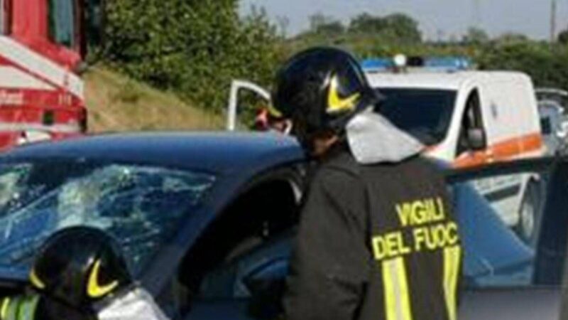 Scontro mortale in A1 tra auto e furgone: perdono la vita moglie e marito, gravi i figli