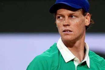 Sinner battuto in finale infinita al Roland Garros, Alcaraz trionfa al quinto set
