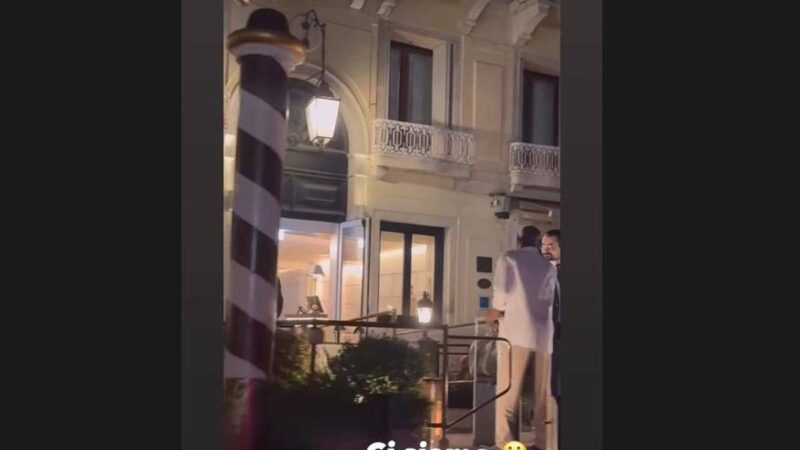 Totti e Noemi a Venezia, coincidenza o invito vip dai Bezos?