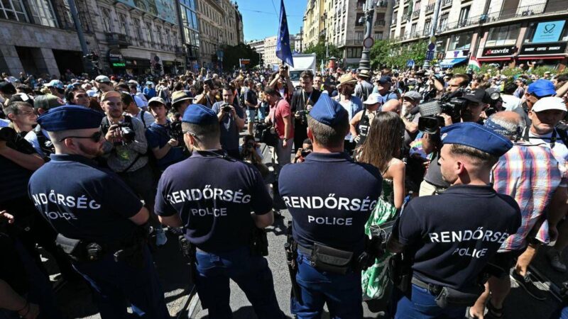 Ungheria, decine di migliaia di persone al Pride di Budapest sfidano il divieto di Orban
