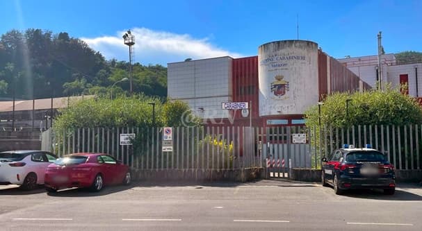 Varazze sfila il portafoglio dalla tasca dei pantaloni a un uomo
