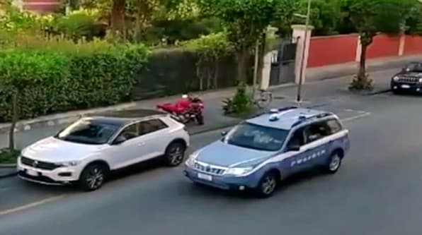Ventimiglia salta il posto di blocco e ferisce un poliziotto