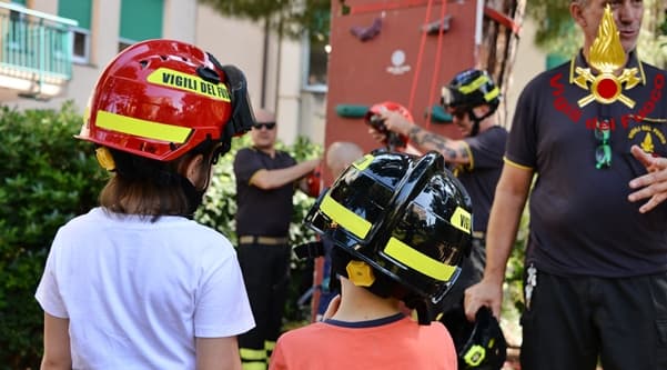 Vigili del fuoco in visita ai piccoli del Gaslini di Genova – VIDEO