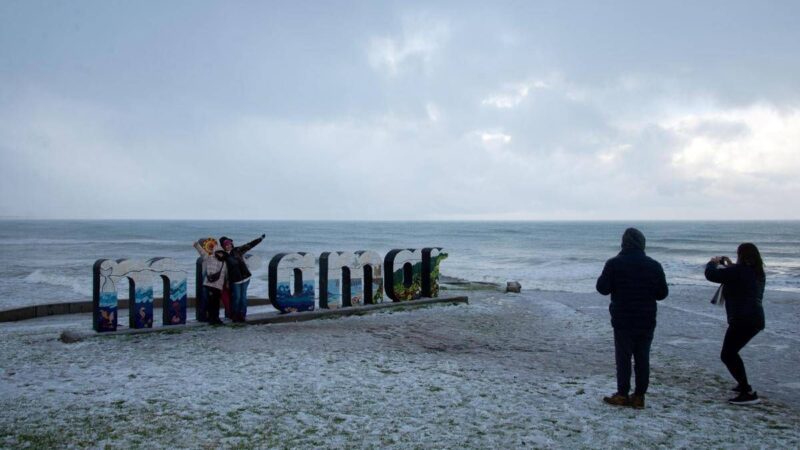 Argentina, ondata di gelo estremo: neve sulle spiagge e freddo come in Groenlandia