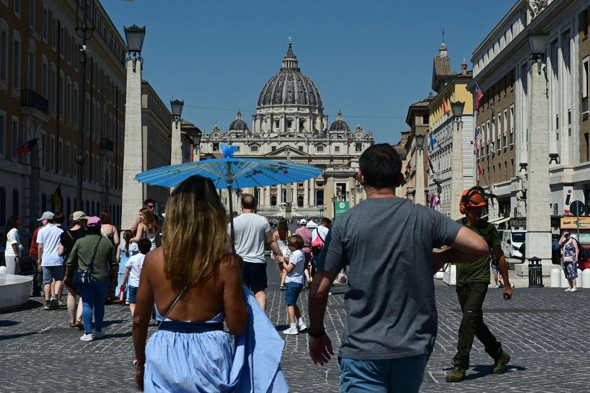 Caldo record non molla l’Italia, 18 città da bollino rosso oggi e domani