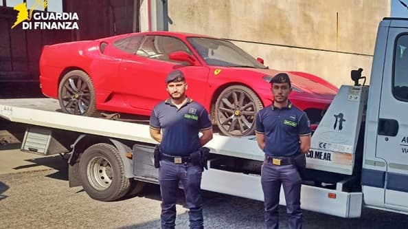 Distrutta falsa Ferrari F430 costruita contraffatta ad Asti