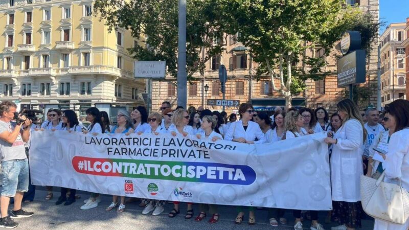 Farmacie, protesta dipendenti a Roma: “Umiliati, vogliamo stipendi dignitosi”