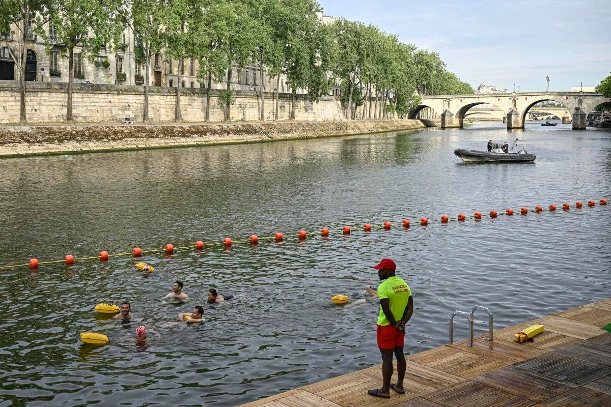 Francia, da oggi è possibile tuffarsi nella Senna a Parigi