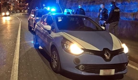 Genova inseguimento nella notte con aggressione agli agenti, 2 arresti