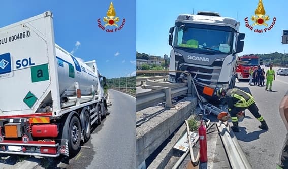 Genova mezzo pesante contro guard rail, trasportava azoto liquido