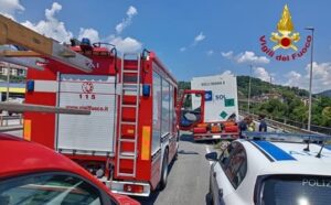 Genova mezzo pesante contro guard rail 09