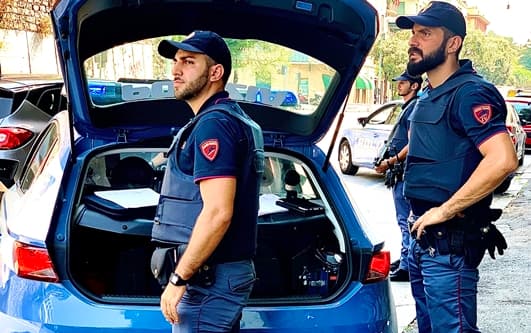 Genova è fuori servizio ma riconosce un ricercato e lo arresta