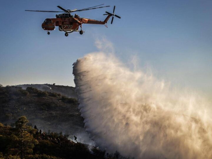 Grecia, Creta in fiamme: maxi incendio vicino a hotel, evacuazioni di massa