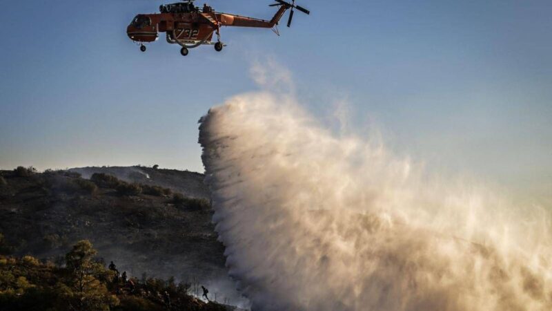 Grecia, Creta in fiamme: maxi incendio vicino a hotel, evacuazioni di massa