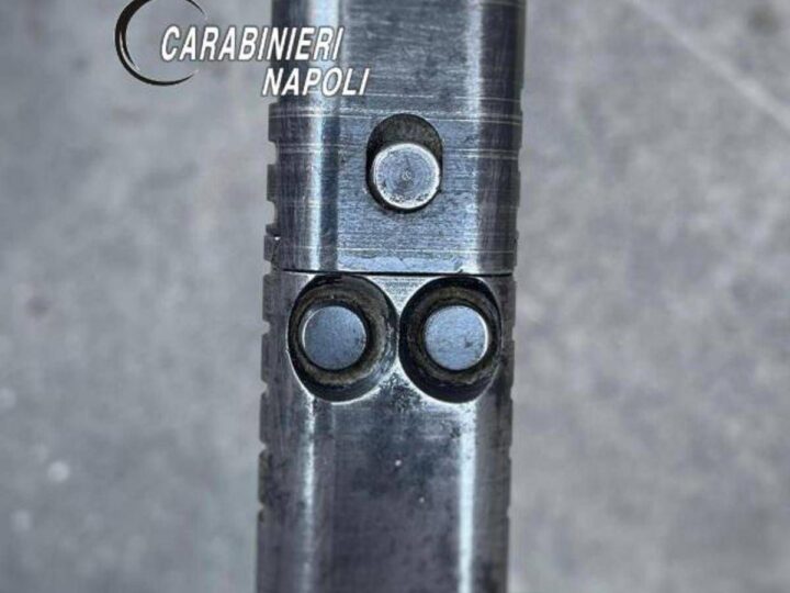 Il portachiavi diventa una pistola e spara, la scoperta dei Carabinieri a Napoli