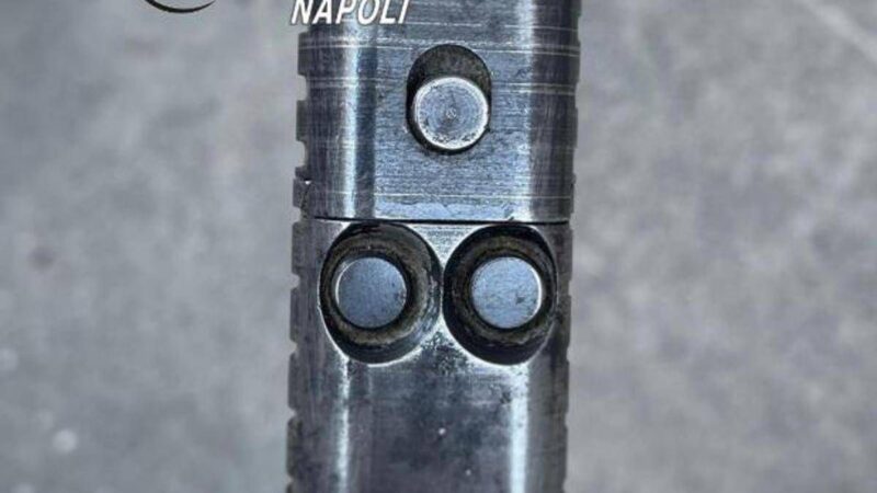 Il portachiavi diventa una pistola e spara, la scoperta dei Carabinieri a Napoli
