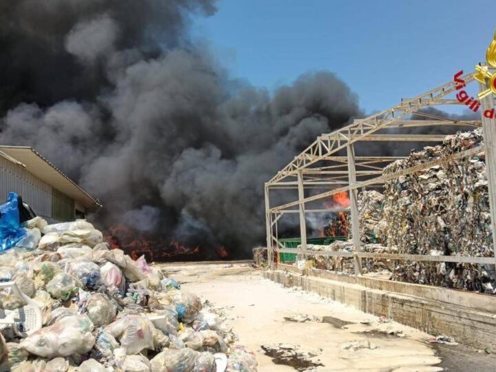 Incendio ad Augusta, fiamme in stabilimento rifiuti: alta colonna di fumo nero