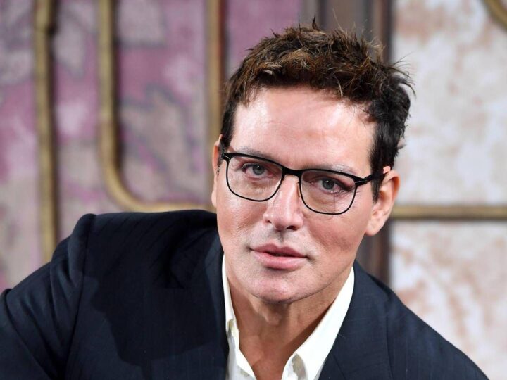 Infortunio sul set per Gabriel Garko, il video dall’ospedale sulla sedia a rotelle