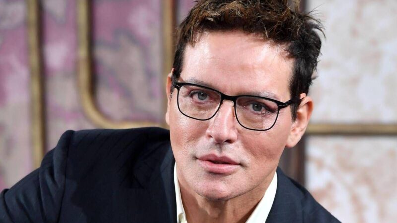 Infortunio sul set per Gabriel Garko, il video dall’ospedale sulla sedia a rotelle