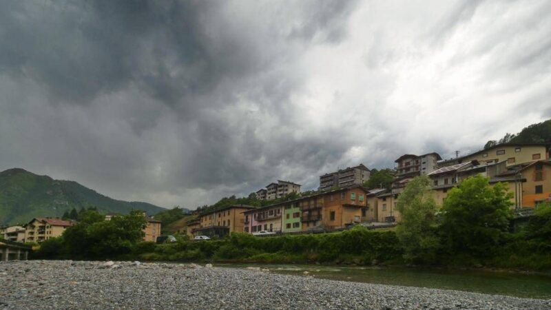 Maltempo al Nord, voli dirottati per forti temporali. Violento nubifragio a Como