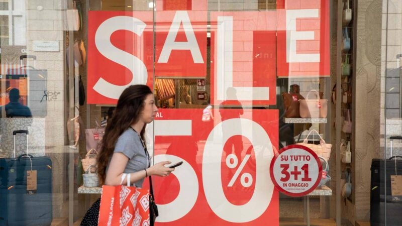 Oggi partono i saldi estivi 2025: sconti più alti rispetto all’anno scorso