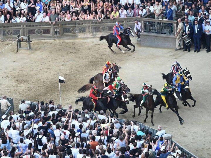 Palio di Siena rinviato a oggi 3 luglio, 10 contrade al via: dove e quando vederlo in tv