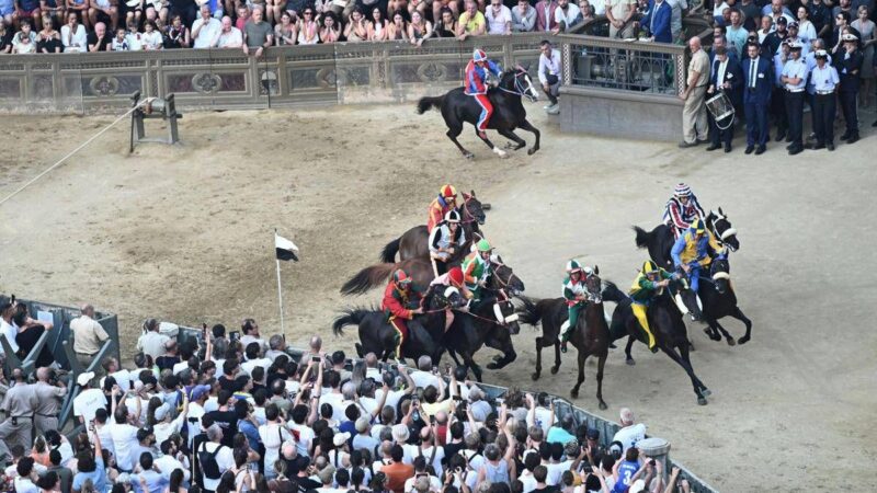 Palio di Siena rinviato a oggi 3 luglio, 10 contrade al via: dove e quando vederlo in tv