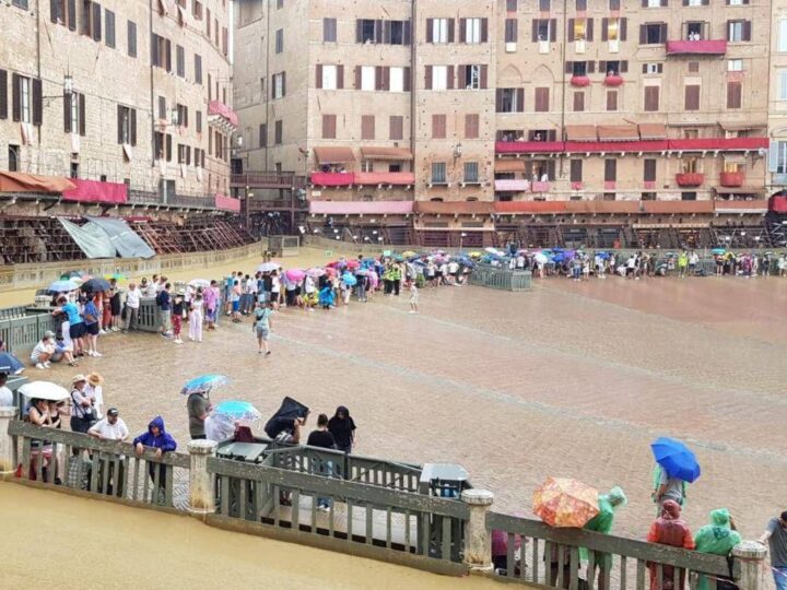 Palio di Siena salta per maltempo, la corsa è rinviata a domani