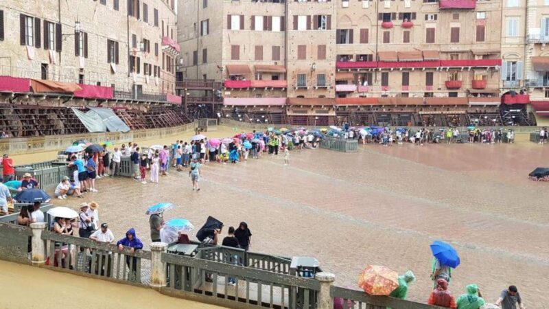 Palio di Siena salta per maltempo, la corsa è rinviata a domani