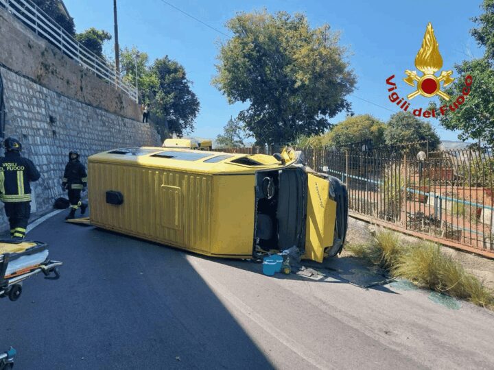 Pulmini con 21 bambini si ribalta, quattro feriti