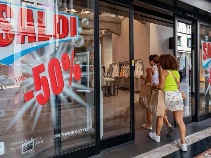Saldi, come i negozi spingono gli acquisti puntando al cervello (e al cuore) degli italiani