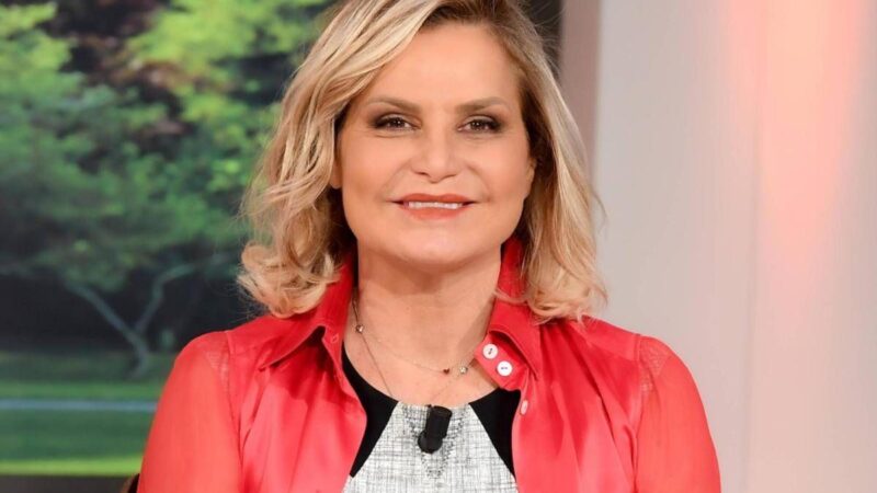 Simona Ventura e il post per la figlia Carolina: “Orgogliosa, trionfo dopo le difficoltà”
