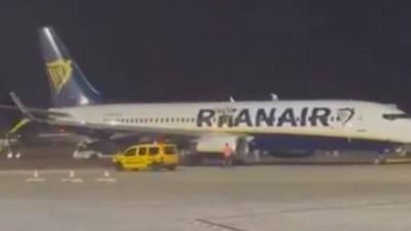Spagna, incendio su volo Ryanair a Maiorca: 18 feriti lievi – Video