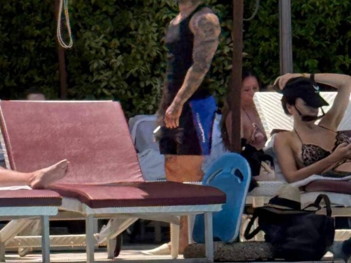 Tony Effe, relax in piscina alla vigilia del concerto al Circo Massimo