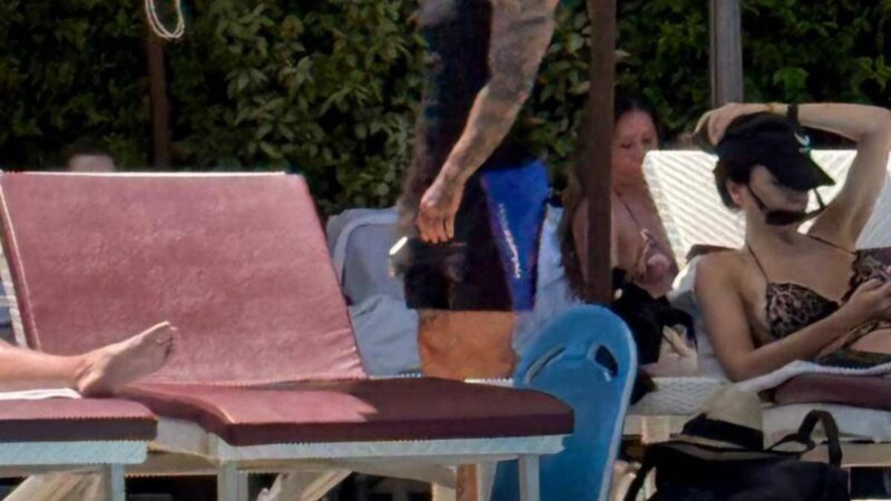 Tony Effe, relax in piscina alla vigilia del concerto al Circo Massimo