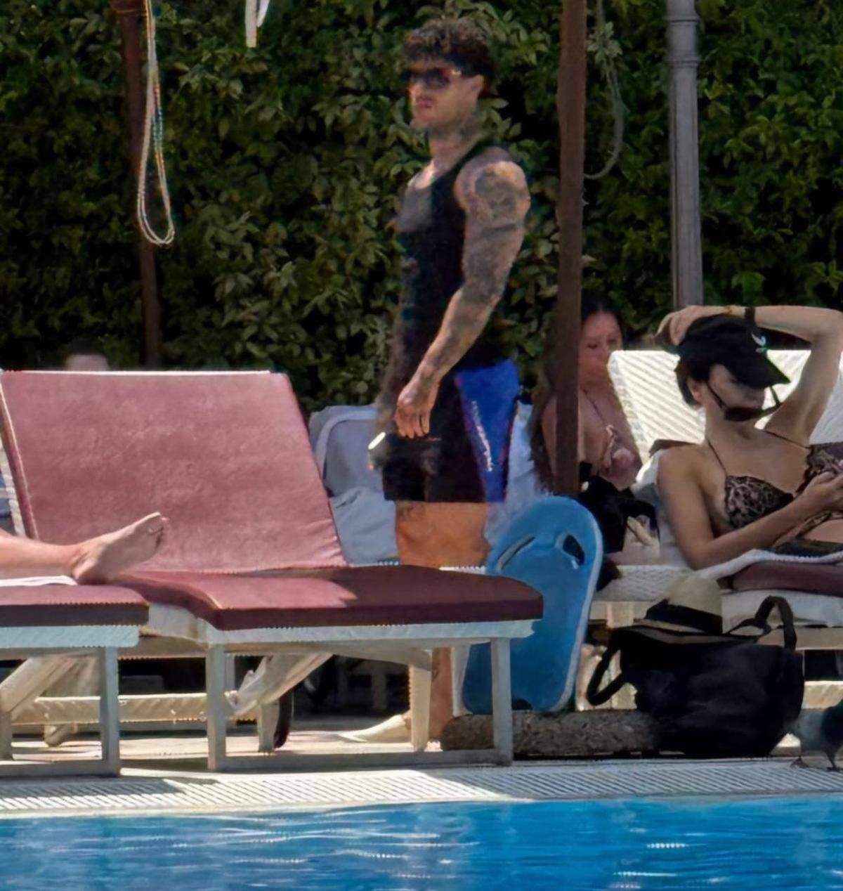 Tony Effe, relax in piscina alla vigilia del concerto al Circo Massimo