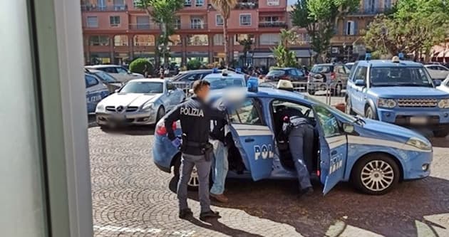 Ventimiglia sanguinante al volto insegue rapinatore e lo arresta