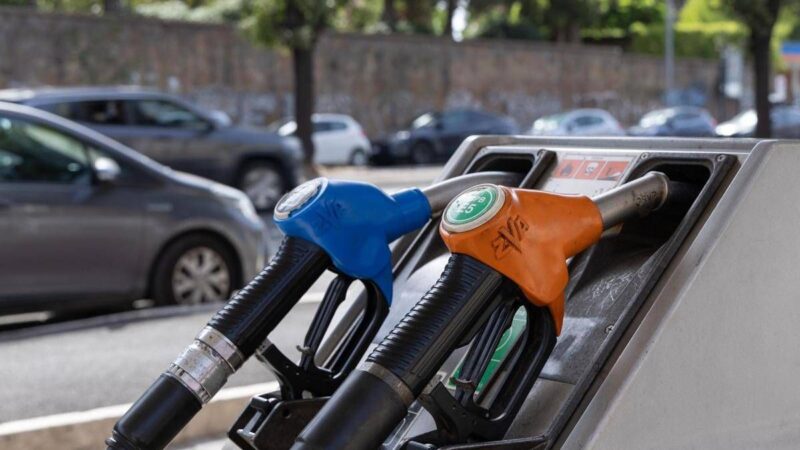 Carburanti, (lievissimo) calo dei prezzi per benzina e diesel
