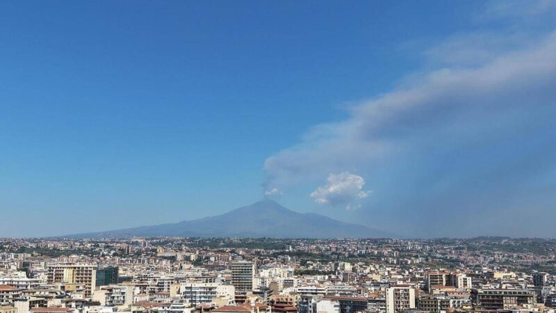 Etna, nube di cenere di 4 chilometri dal vulcano: scatta allerta rossa per l’aviazione